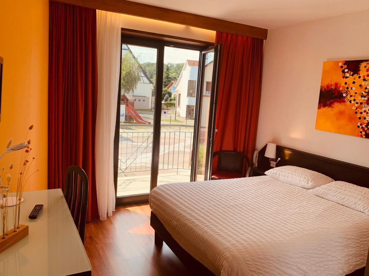 Logis Hotel Restaurant Au Lion Rouge Bartenheim Eksteriør bilde